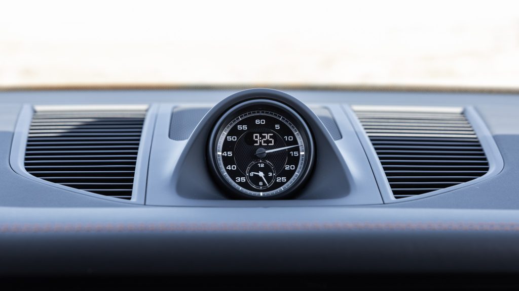 025-2024-Porsche-Macan-T