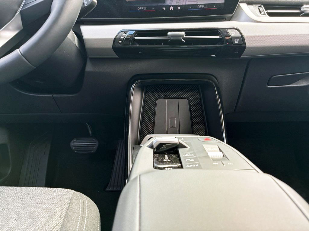 Удобная ниша для гаджетов и современная отделка создают ощущение продуманности.