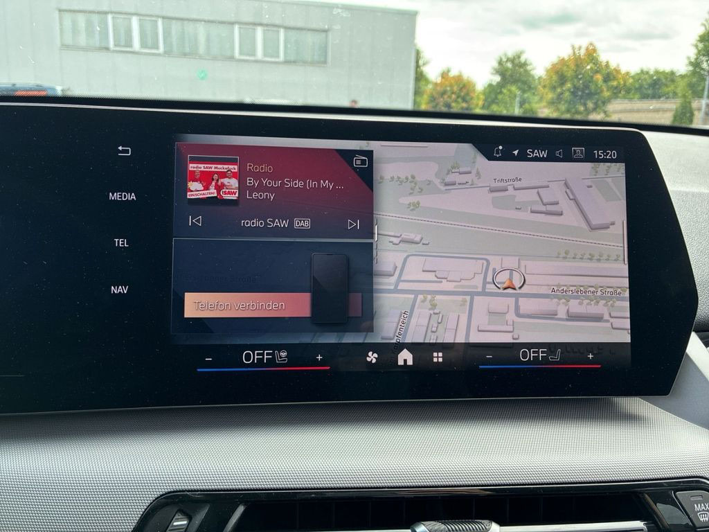 Цифровая мультимедиа BMW X1 M Sport с изогнутым экраном объединяет навигацию, климат и медиа в одном удобном интерфейсе.