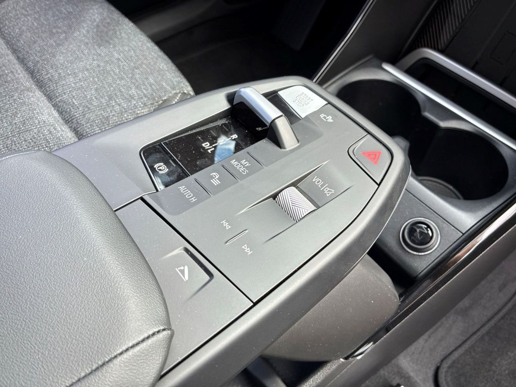 Компактный селектор КПП и сенсорные клавиши создают современный, минималистичный интерьер BMW X1.