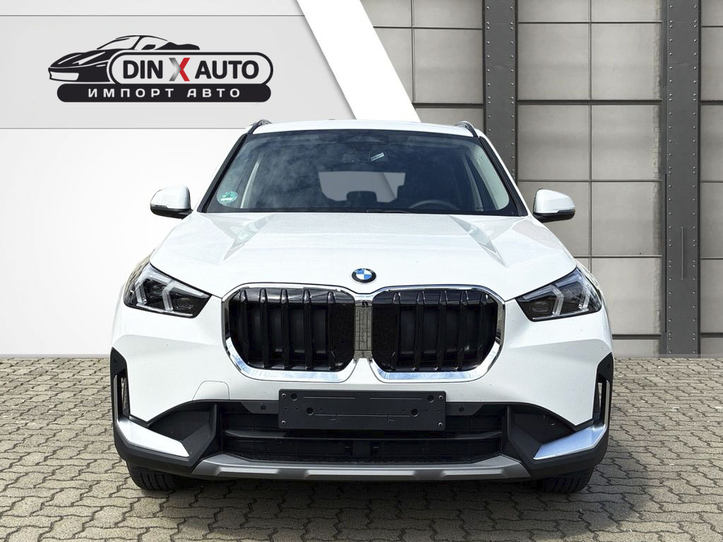 Передняя часть BMW X1 18i sDrive M Sport — сочетание мощной решётки радиатора и фирменного спортивного стиля BMW.
