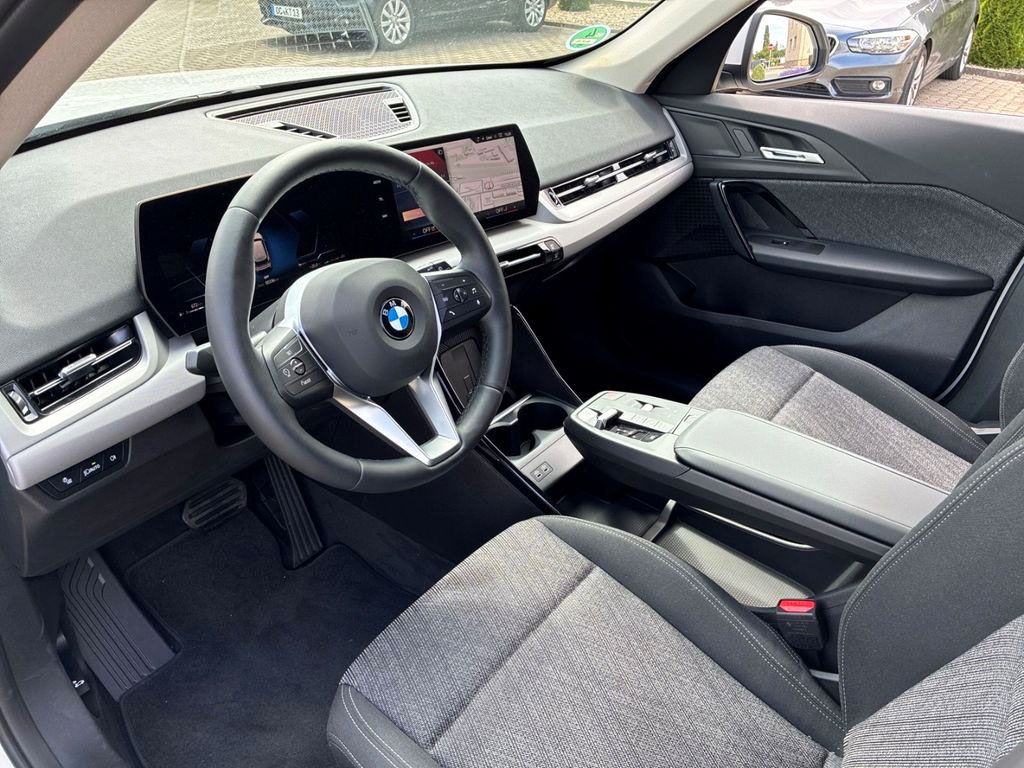 Центральная консоль BMW X1 ориентирована к водителю — фирменный штрих для удобства и контроля.