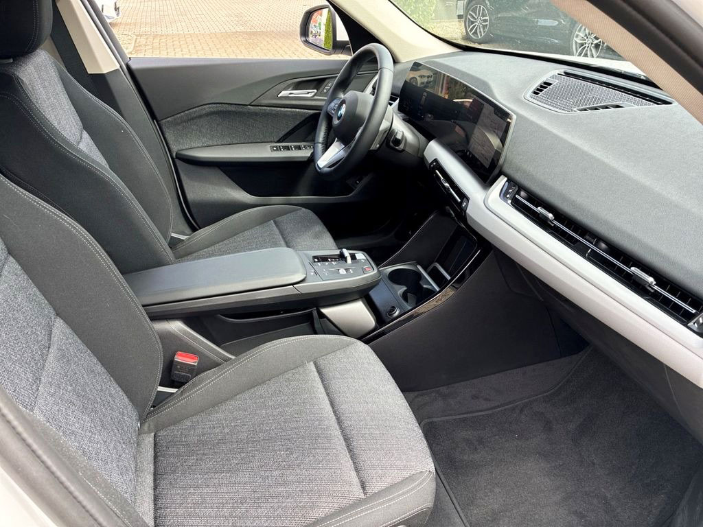 Широкие сиденья с боковой поддержкой и комбинированной отделкой обеспечивают комфорт и стиль в каждой поездке.