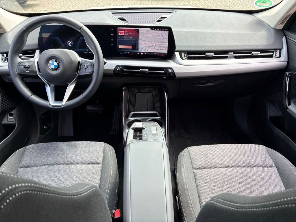 Интерьер BMW X1 M Sport сочетает минимализм, цифровые технологии и комфорт премиум-класса.