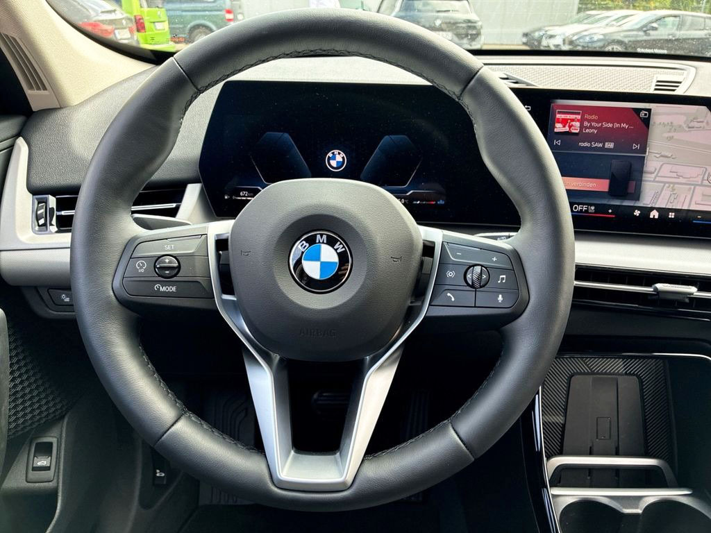 Спортивное рулевое колесо BMW X1 M Sport с плотным хватом и точной обратной связью — ощущается каждая деталь дороги.