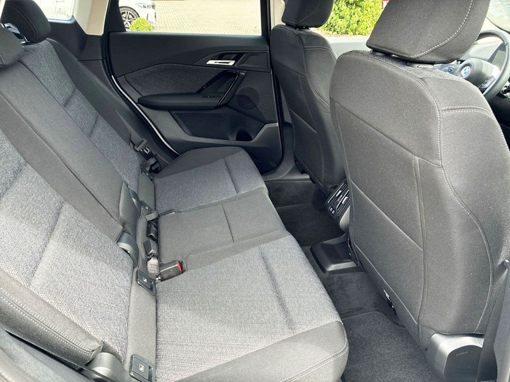 Задний ряд BMW X1 M Sport — просторный и удобный, с анатомическими сиденьями и комфортом для дальних поездок.