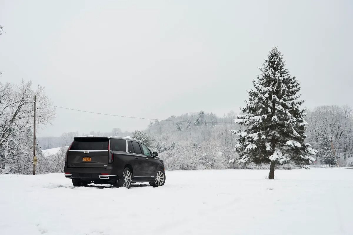 imgi_40_2021-cadillac-escalade-11