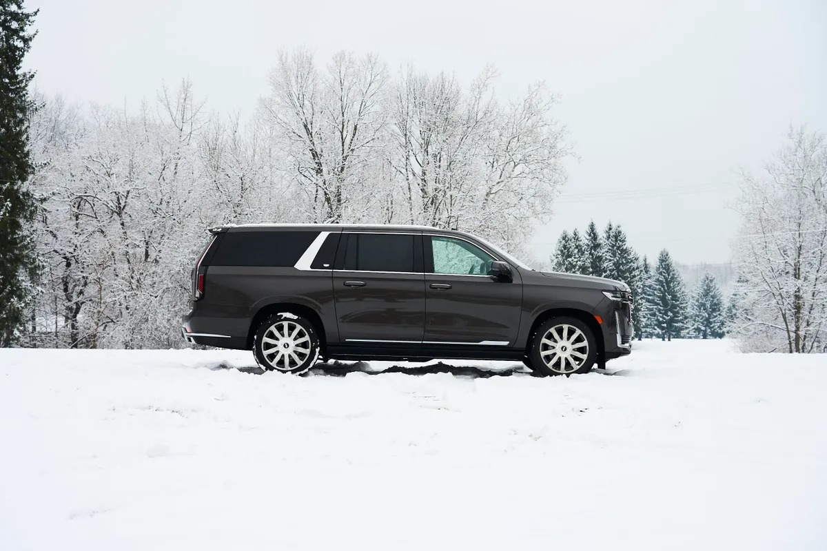 imgi_46_2021-cadillac-escalade-15