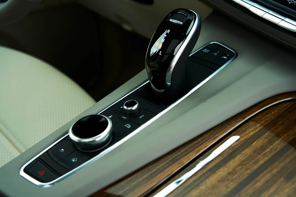 imgi_56_2021-cadillac-escalade-21