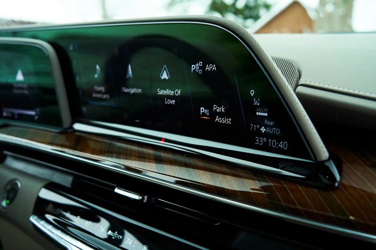 imgi_58_2021-cadillac-escalade-22