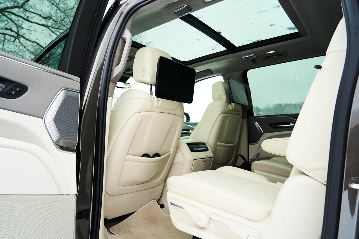 imgi_62_2021-cadillac-escalade-25