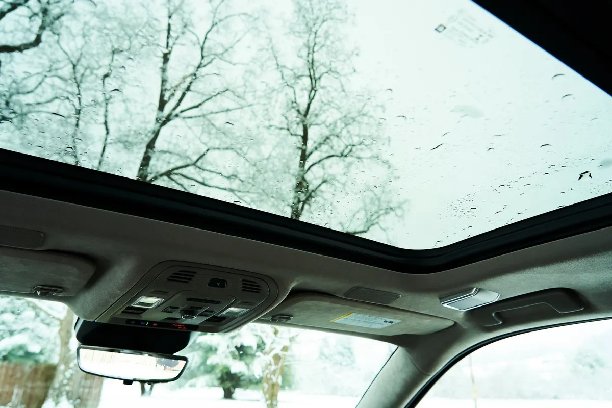 imgi_68_2021-cadillac-escalade-28