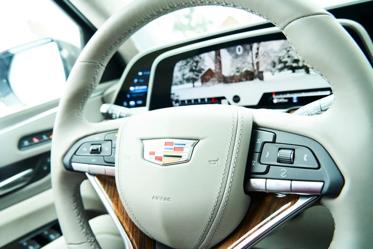 imgi_74_2021-cadillac-escalade-32