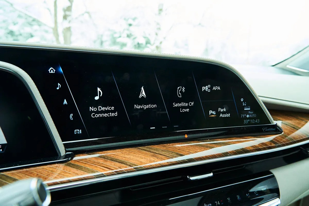 imgi_76_2021-cadillac-escalade-33