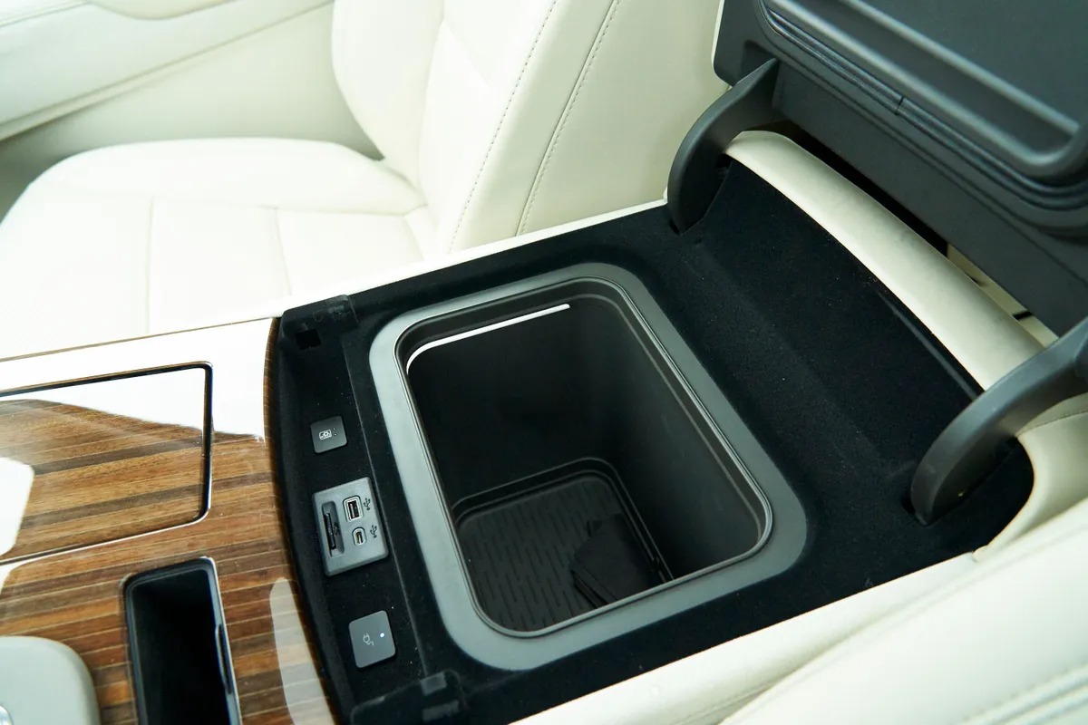 imgi_78_2021-cadillac-escalade-35